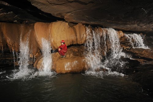 Rocky River Cave (Tennessee) - Cascade le long d'un barrage de calcite(SPE 09-0496)