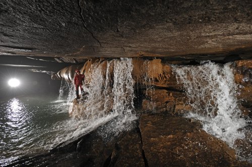 Rocky River Cave (Tennessee) - Cascade le long d'un barrage de calcite(SPE 09-0499)