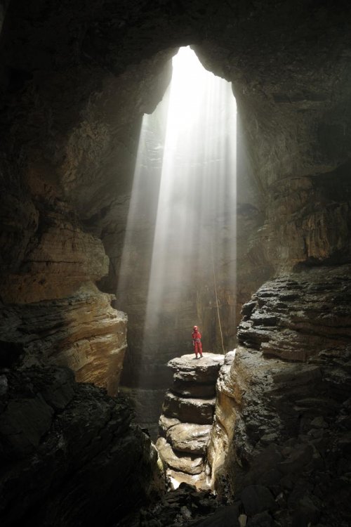 Stephen's Gap (Alabama) - Rayons de soleil rentrant verticalement dans le puits d'entrée (spéléo à la base)(SPE 09-0599)