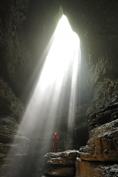 Stephen's Gap (Alabama) - Rayons de soleil rentrant verticalement dans le puits d'entrée(SPE 09-0608)