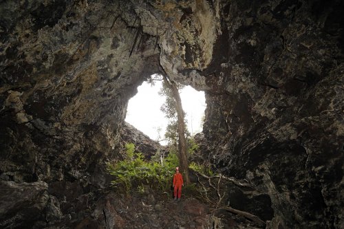 Big Island (Hawaï). Ouverture dans Lost Brother Cave.(SPE 10-0186)