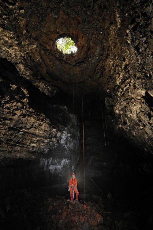 Big Island (HawaÏ). Ouverture dans Kazamura Cave.(SPE 10-0389)