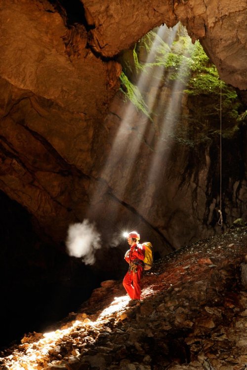 Aven de Fouillac (Hérault). L'été, les rayons du soleil pénètrent dans le puits d'entrée.(SP 10-0502)