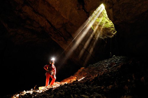 Aven de Fouillac (Hérault). L'été, les rayons du soleil pénètrent dans le puits d'entrée.(SP 10-0507)