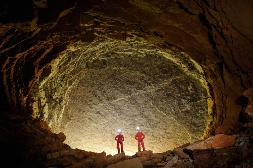 Grotte de la Folatière (Gard). La lumière du jour passant par le porche d'entrée se réfléchit sur le plafond de la première salle.(SP 10-0641)