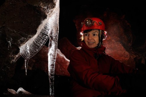 Grotte de Buri - Spéléo derrière stalactite de glace(SP 11-0116)