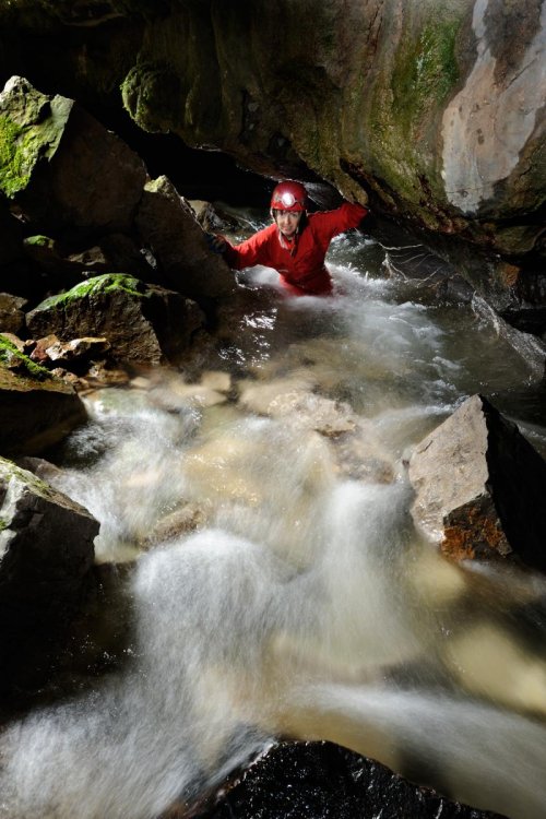 Porth yr Ogof (Ystradfellte, South Wales) - Spéléo progressant dans l'eau(SP 11-0158)