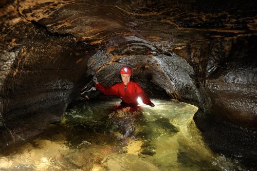 Porth yr Ogof (Ystradfellte, South Wales) - Spéléo progressant dans l'eau(SP 11-0168)
