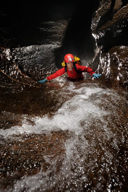 Ogof Ffynnon Ddu (Penwyllt, South Wales) - Progression dans rivière souterraine(SP 11-0234)