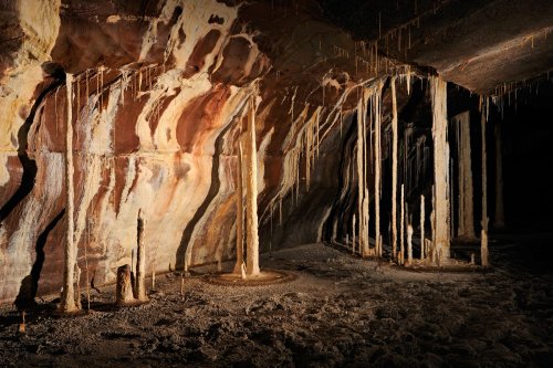Ogof Ffynnon Ddu (Penwyllt, South Wales) - Colonnes fines dans galerie (personnage à droite)(SP 11-0286)