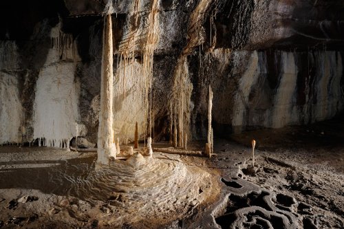 Ogof Ffynnon Ddu (Penwyllt, South Wales) - Colonnes avec petits gours de calcite à la base(SP 11-0292)