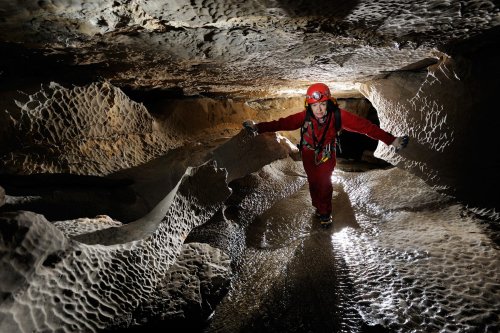 Lower Long Churn (Ingleton, Yorkshire) - progression dans galerie basse avec petite rivière(SP 11-0333)