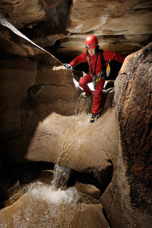 Lower Long Churn (Ingleton, Yorkshire) - Progression avec petite cascade(SP 11-0344)