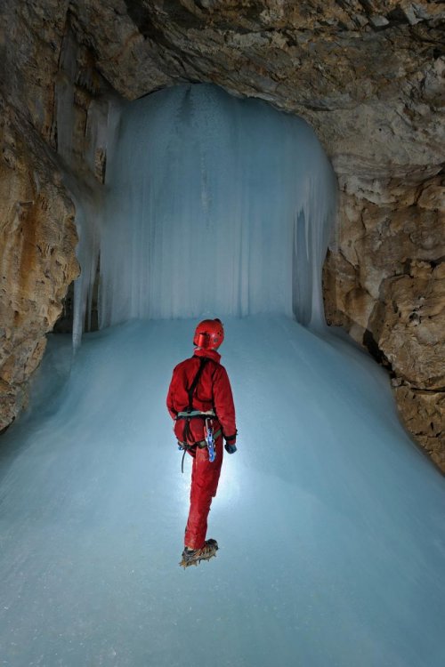 Eiskogelhöhle (Tennengebirge, Autriche) - Spéléologue de dos sur coulée de glace(SP 11-0418)