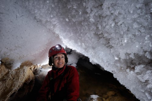 Eiskogelhöhle (Tennengebirge, Autriche) - Spéléologue devant cristaux de glace(SP 11-0437)