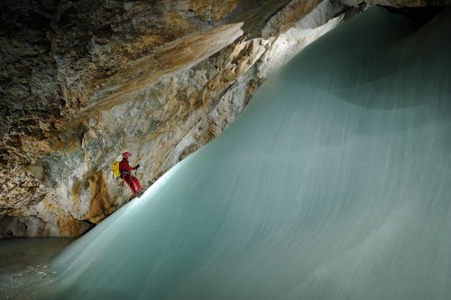 Eiskogelhöhle (Tennengebirge, Autriche) - Spéléologue descendant une coulée de glace(SP 11-0451)