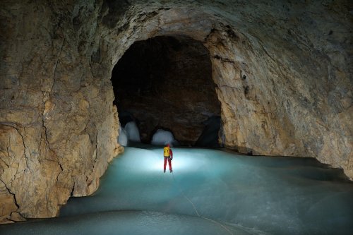 Eiskogelhöhle (Tennengebirge, Autriche) - Spéléologue descendant une "rivière" de glace(SP 11-0454)