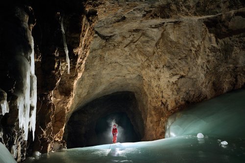 Eiskogelhöhle (Tennengebirge, Autriche) - Spéléologue en haut d'une "rivière" de glace(SP 11-0460)