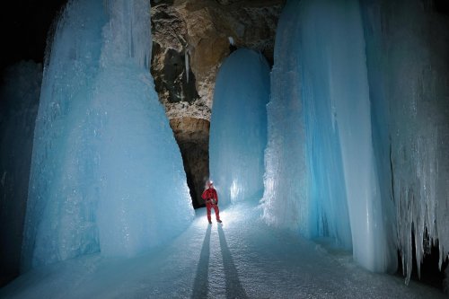 Eiskogelhöhle (Tennengebirge, Autriche) -  Spéléologue au pied de coulées de glace(SP 11-0479)