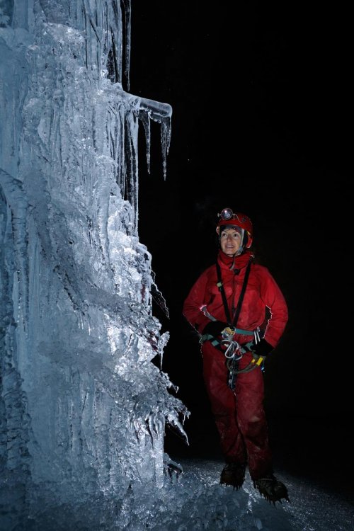 Eiskogelhöhle (Tennengebirge, Autriche) - Spéléologue devant excentriques de glace(SP 11-0487)