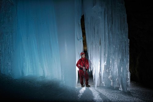 Eiskogelhöhle (Tennengebirge, Autriche) -  Spéléologue au pied de coulées de glace(SP 11-0491)