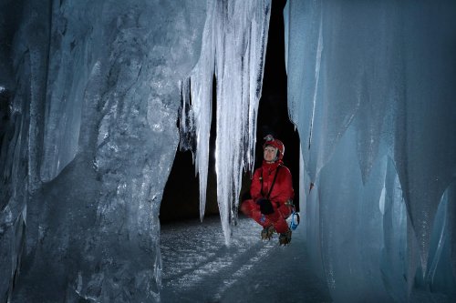 Eiskogelhöhle (Tennengebirge, Autriche) - Spéléologue devant stalactites de glace(SP 11-0502)