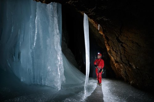 Eiskogelhöhle (Tennengebirge, Autriche) - Spéléologue devant fine colonne de glace(SP 11-0514)