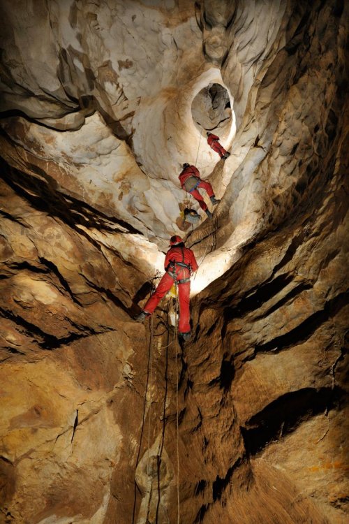 Aven du Camelié (Gard). Puits de 22 m. Les spéléologues remontent sur deux cordes différentes, ce qui permet de les échelonner pour la photo.(SP 11-0540)