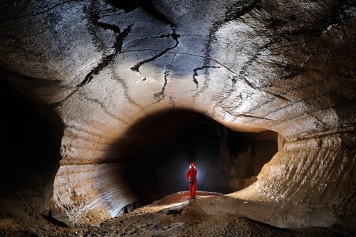 Grotte de la Cocalière (Gard) - Galerie du réseau inférieur avec profil de conduite forcée (Stage photo CSR - Novembre 2011)(SP 11-0761)