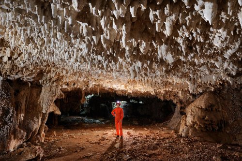 Cueva de Santa Catalina (Expédition Cuba 2012 - Team La Salle). Spéléo debout dans galerie au plafond concrétionné(SP-12-0003)