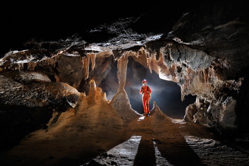 Cueva de Santo TomasExpédition Cuba 2012 - Team La Salle. Personnage debout près d'une colonne dans galerie(SP-12-0199)