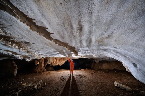Cueva de Santo Tomas Expédition Cuba 2012 - Team La Salle. Galerie au plafond de calcaire lisse et clair.(SP-12-301)