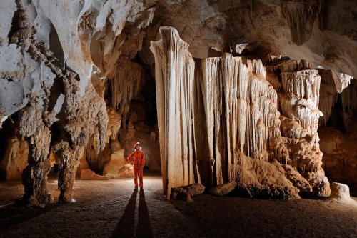 Cueva de Santo Tomas Expédition Cuba 2012 - Team La Salle. Groupe de colonnes imposantes dans la galerie des "Salones".(SP-12-0312)
