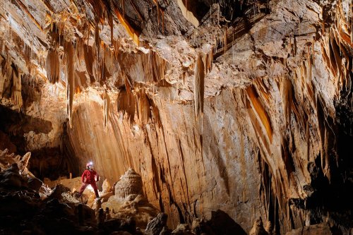 Predjama (Slovénie) - miroir de faille dans salle concrétionnée(Sp-12-0407)