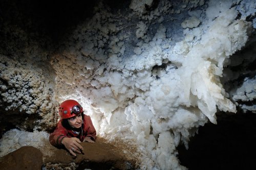 Josef Egyi Barlang (Hongrie) - Spéléo devant gros cristaux de gypse(SP-12-0528)