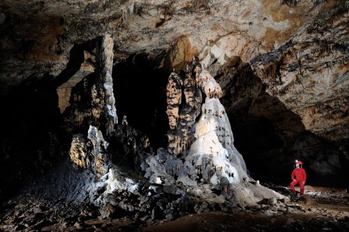 Baradla Barlang (Hongrie) - Concrétions massives dans une galerie (le noir est dû à la suie des lampes)(SP-12-0609)