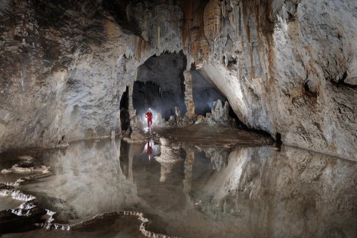 Pestera Magura (Roumanie) - salle avec petit lac et gours(SP-12-0678)