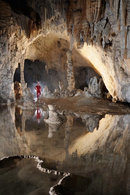 Pestera Magura (Roumanie) - salle avec petit lac et gours(SP-12-0685)