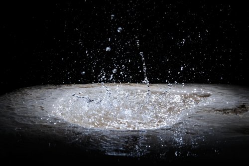 Pestera Ursilor - Gouttes d'eau tombant sur le haut d'une stalagmite(SP-12-0727)