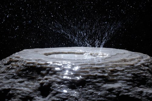 Pestera Ursilor - Goutte d'eau éclatant sur le haut d'une stalagmite(SP-12-746)