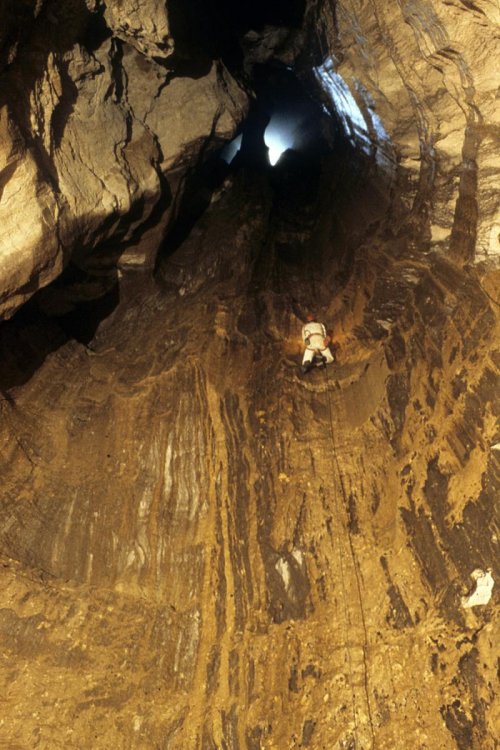 Scialet de Malaterre (Isère). Remontée du deuxième tronçon du puits d'entrée de 120 mètres (Août 1979, Canon Ftb)(S 02592)