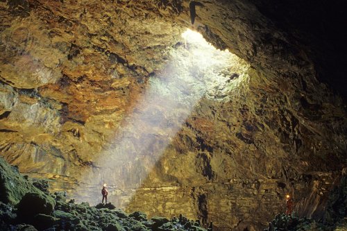 Aven Noir (Causse Noir, Aveyron). Puits d'entrée éclairé par le soleil (Mars 1981, Canon Ftb)(S 03487)
