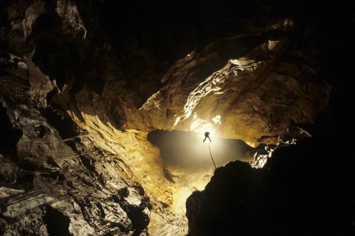 Grotte de Lombrives (Ariège). Descente du puits de 40 mètres donnant accès aux réseaux inférieurs (Décembre 1981, Nikon F4)(S 04051)