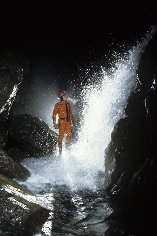Gouffre de la Pierre Saint-Martin (Pyrénées-Atlantiques). Cascade dans la salle de la Verna (Septembre 1982, Canon Ftb)(S 05151)