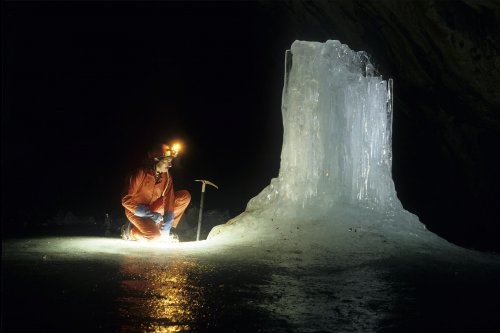 Grotte Casteret (Hautes Pyrénées) - Colonne de glace cassée(spe-05659)