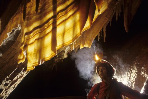 Les draperies sont constuituées par une des cristallisations en frange due aux suintements sur une voûte inclinée. Leur finesse permet souvent d'en deviner les stries de croissance par transparenc. Les disques apparaissent à la voûte ou sur les parois des cavités. Ils sont constitués de deux parties superposées, séparées par un espace plan de quelques millimètres par où l'eau arrive d'une fissure sous forte pression. L'eau contribue ainsi à l'agrandissement de la plaque, tout en alimentant un alignement de stalactites généralement situé sur leur pourtour inférieur.