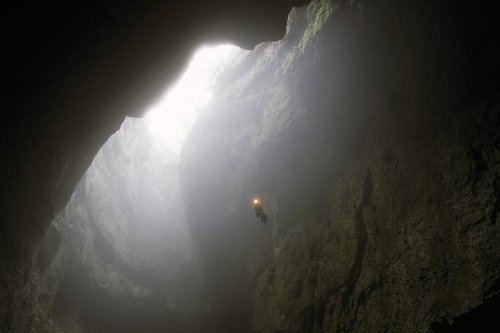 Aven du Mas Raynal (Causse du Larzac, Aveyron). Remontée du puits d'entrée de 110 mètres de profondeur (Mai 2000, Nikon FM2)(S 07126)