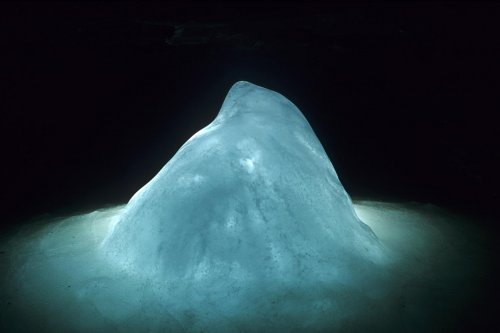 Grotte de Lofthellir (Islande) - Stalagmite de f=glace fondue(spe-07209)