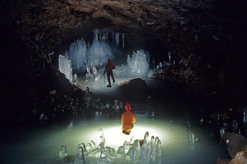 Grotte de Lofthellir (Islande) - Salle avec stalagmites et colonnes de glace(spe-07213)