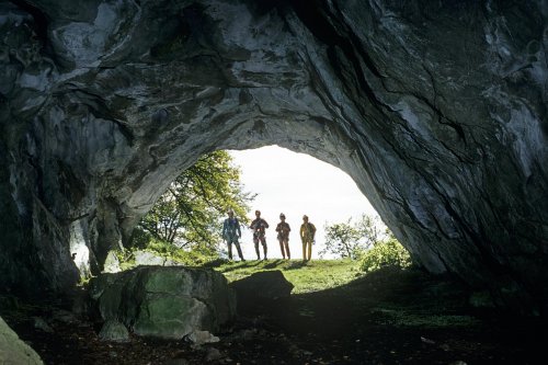 Groupe de spéléologues dans l'entrée inférieure de la Grotte de Burtetch (Haute-Garonne). Cette cavité constitue une traversée (Octobre 2000, Nikon FM2)(S 07393)